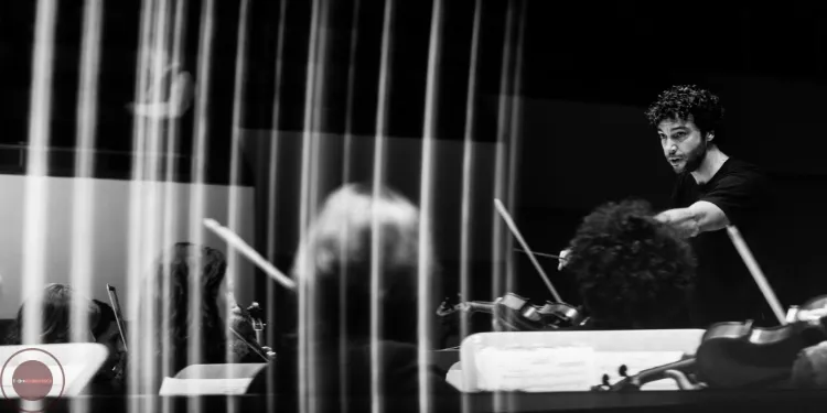 Iván Palomares dirigiendo