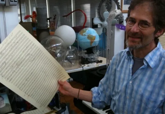 James Horner con el manuscrito original de Skyward Spirit