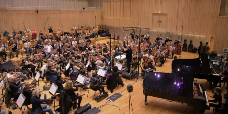 ALT: Grabación de Skyward Spirit en Scotland's Studio por la Royal Scottish National Orchestra
